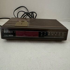 Vintage Magnavox D-3240 Alarm Clock Radio in working condition